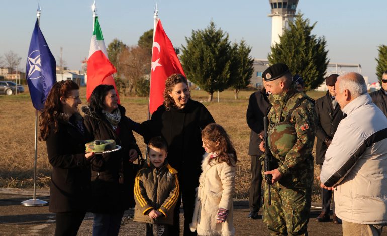 Fotot/ Surpriza e Xhaçkës për efektivin e FA pak minuta përpara nisjes drejt Afganistanit
