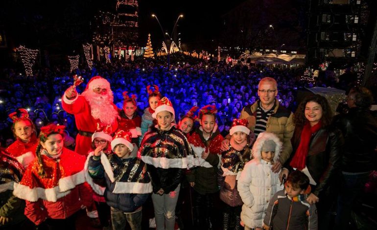 Pamje spektakolare në Korçë, ndizen dritat e festave të fundvitit (VIDEO+FOTO)