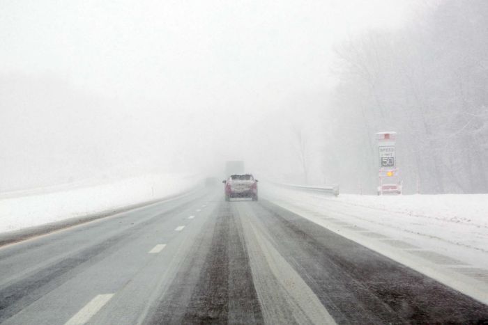 I ftohti polar përfshin Kanadanë, -40 gradë celsius. Shihni si ngrin uji i nxehtë në sekondë (VIDEO)