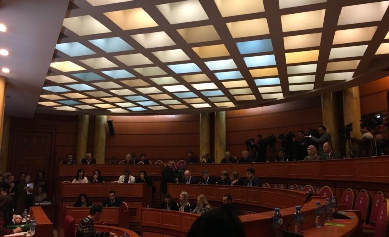 Miratohet buxheti i Bashkisë së Tiranës, betohet anëtari i ri i këshillit bashkiak (Emri)