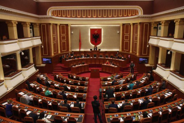QEVERIA MIRATON VENDIMET/ Blindohen zyrtarët: Makina, armë dhe masa të reja që do të…