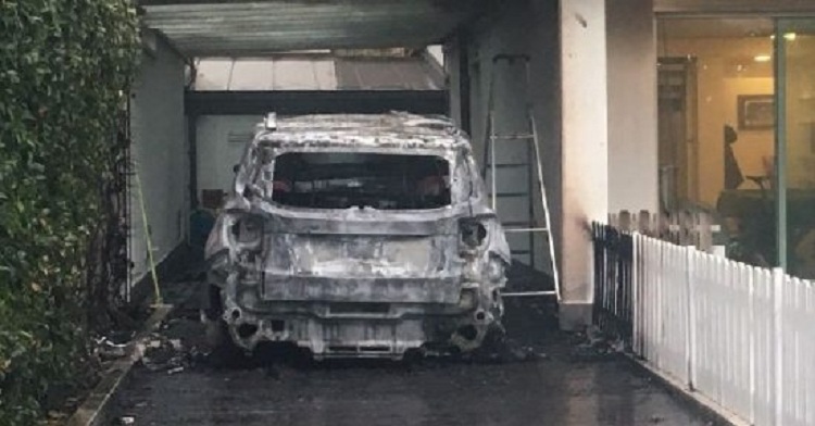 FOTO/ Atentat fisit Çapja në Elbasan me targa false, dalin pamjet pasi autorët i vunë flakën