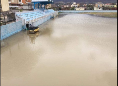 FOTO LAJM/ Moti i keq, stadiumi i Orikumit kthehet në “pishinë”