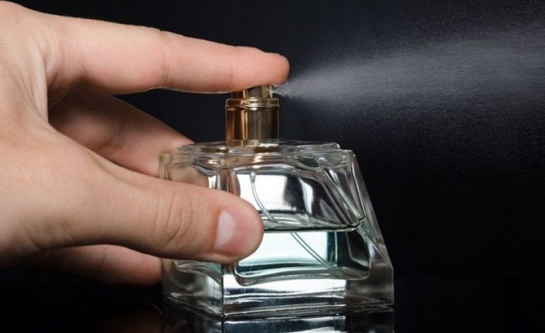 SEKRETI/ Ja 5 rregullat që parfumi t’ju zgjasë samë shumë