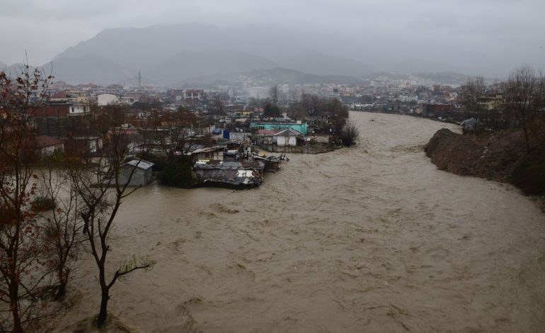 I bllokuar mes ujit në Memaliaj, niset për Tiranë me helikopter i sëmuri 54 vjeçar (Emri)
