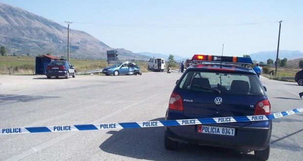 Aksident i rëndë në Durrës, makina përplas burrë e grua me motor (Video)