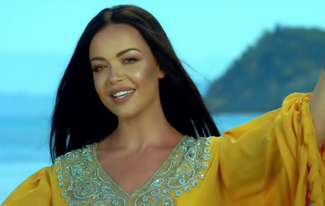 Këngëtarja Poni shfaqet më bukur se kurrë në setin e fundit fotografik
