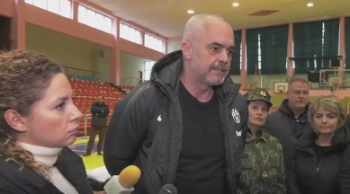 VIDEO/ Rama nuk ju ndahet gazetarëve, ja çfarë ju thotë atyre në Vlorë