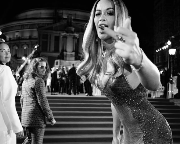Rita Ora ju hakërrehet fansave, nxjerr foton e çuditshme në Instagram