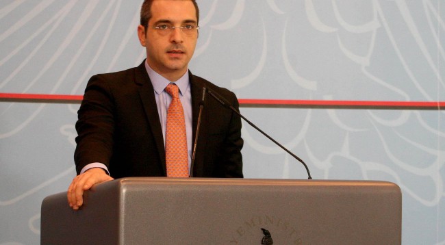 Tahiri i gëzuar pasi iu rikthye pasaporta. Si u përgjigj kur u pyet a do ikë nga Shqipëria