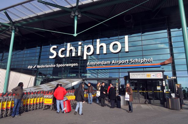 AMSTERDAM/ Policia qëllon agresorin me thikë në aeroport (SHIHNI PAMJET)