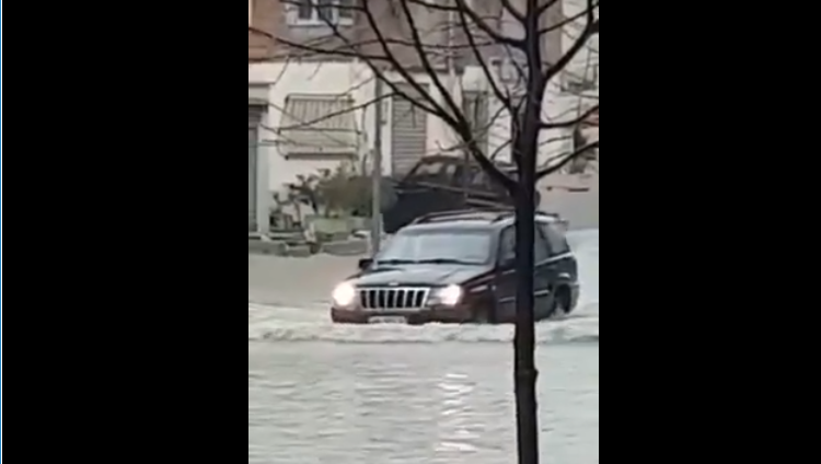 (VIDEO) EKSKLUZIVE/ Vlora nën ujë si Venecia, shikoni si ‘mbyten’ makinat