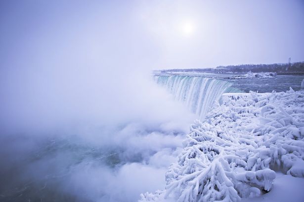 KANADA/ E frikshme, ngrin Ujëvara e Niagarës (FOTO)