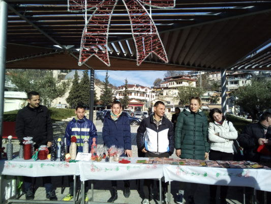 REPORTAZHI/ Një mijë kartolina nga duart e personave me aftësi ndryshe