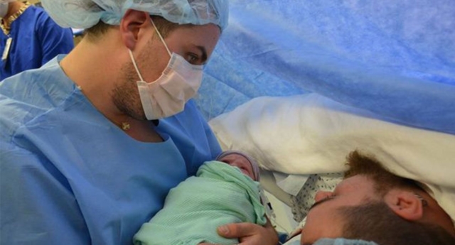Vjen në jetë fëmija i parë pa gjini, i lindur nga një burrë (Foto)