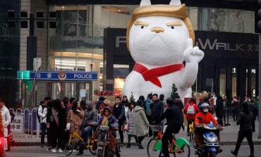 Kinezët festojnë Vitin e Qenit me një statujë të Trump, si një bulldog