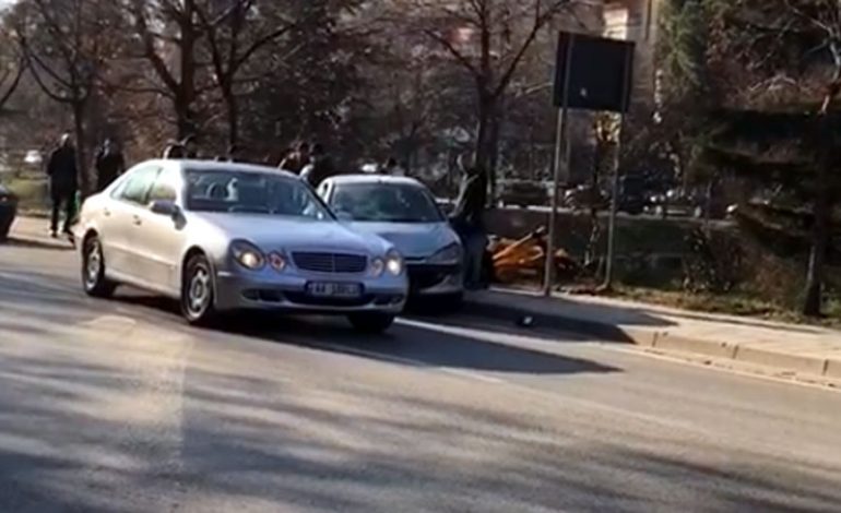 TIRANË/ Makina, nga rruga ngjitet mbi trotuar. Plagosen rëndë dy gra të ulura në stol