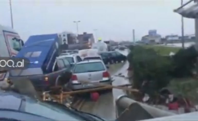 VIDEO/ Çfarë lanë pas përmbytjet, dalin pamjet nga qendra tregtare në autostradë