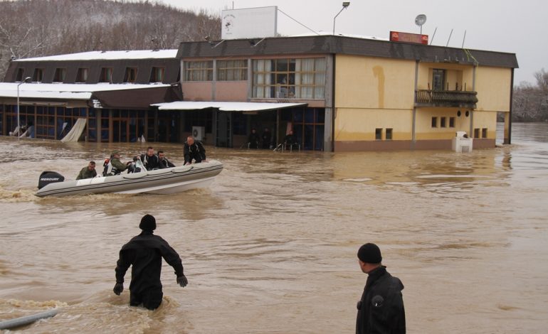 Përmbytjet/ Qytetari dërgon videon: Shikoni çfarë po ndodh në Korçë