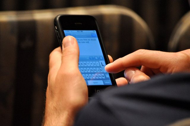 Vihet në pranga 50 vjeçari. Kërcënonte vajzën se do t’i publikonte videon seksuale