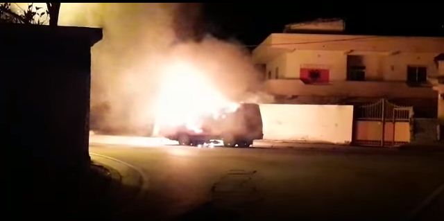 VIDEO/ Furgoni përfshihet nga flakët në lagjen 10 korriku në qytetin e Vlorës