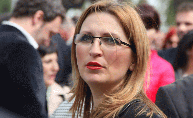 Faksimilet/ Skandali: Voltana Ademi shpërblen me tender ish-doganierin e LSI