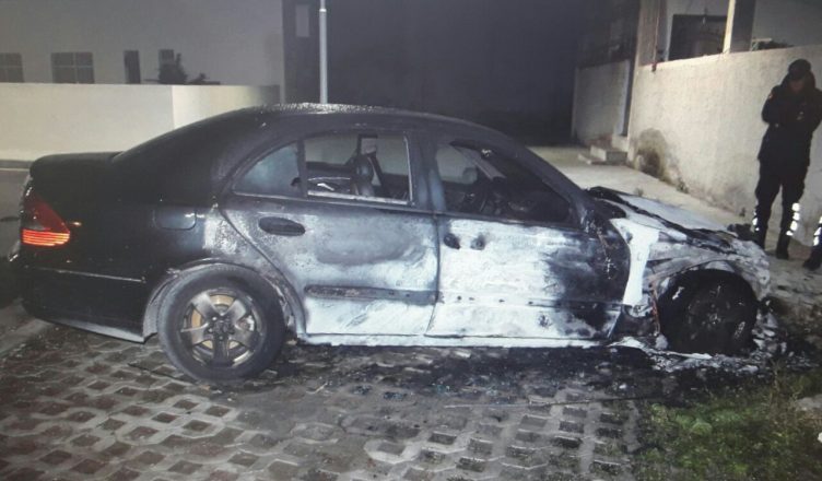 Vlora zgjohet nga flakët e një makine tjetër në lagjen Partizani