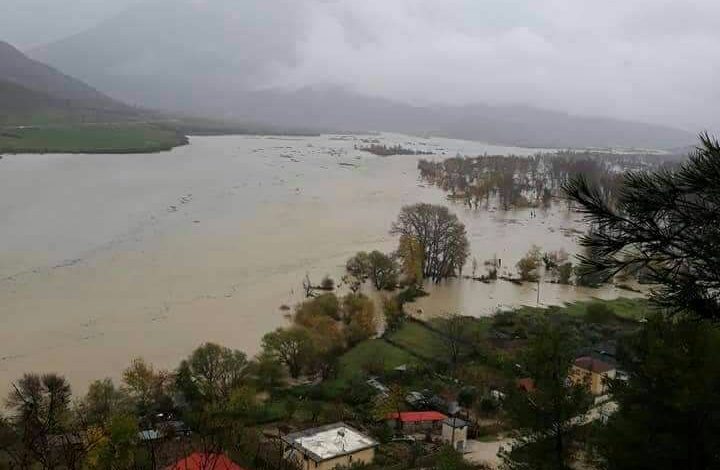 LAJM I FUNDIT/ Gjirokastër, del nga shtrati përroi i Çules, ujë vërshon në rrugë