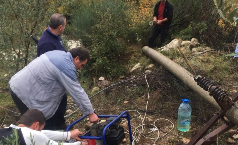 Rreshjet në vend/ Përroi shemb shtyllat elektrike në Sarandë, shumë fshatra pa drita