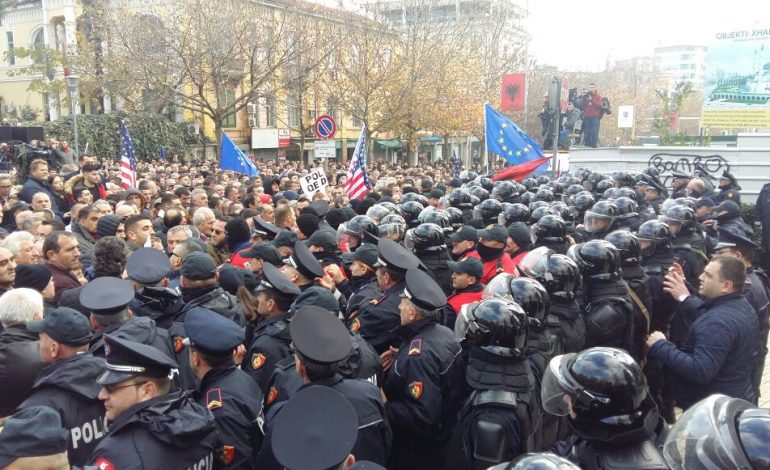 Nga tymueset në sallë deri tek lotët e protestueses, si u pasqyrua protesta e opozitës në mediat e huaja