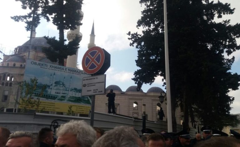 Ekspertë të kriminalistikës zbarkojnë në sheshin e protestës, mbledhin prova (FOTO)