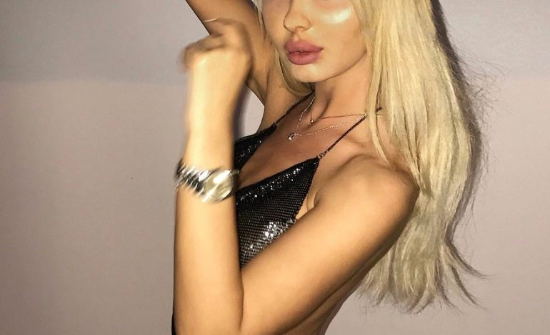 FOTO/ Aurela Hoxha pozon në shtrat, thotë se ha diamante për…