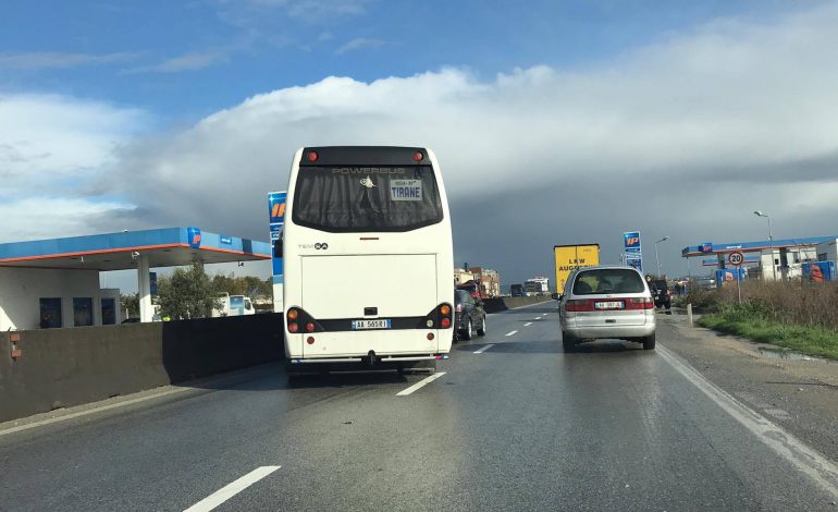 Aksident i dyfishtë në autostradë/ Autobusi përplaset me makinën e trafik-ndarësen (FOTO+VIDEO)