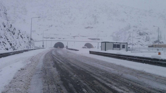 PËRKEQËSIMI I MOTIT/ Jugu dy ditë nën ujë, Veriu zgjohet me dëborë