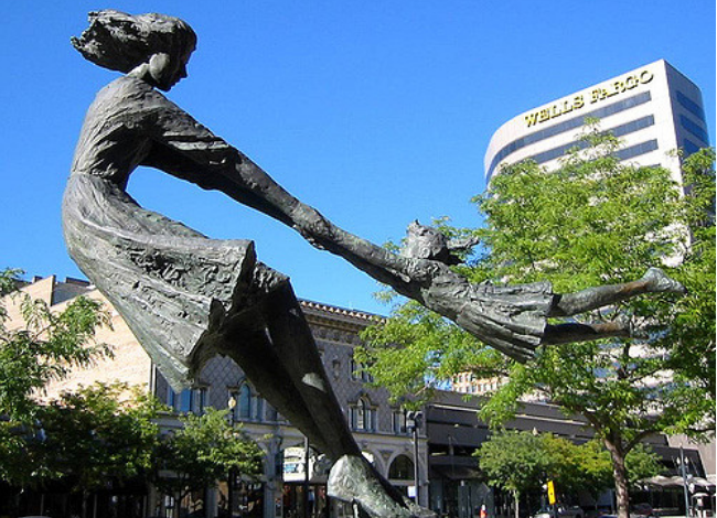 Prekëse/ Këto janë statujat më të bukura në botë kushtuar nënave (Foto)