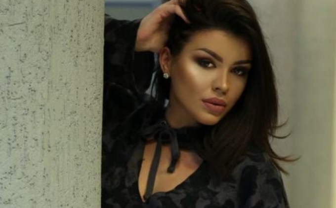 Greta Koçit i duken të pasmet bombastike në këtë foto, por në realitet tmerron!