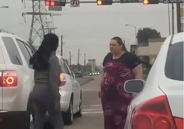 PAMJET SHOKUESE/ Gruaja dhe vajza e re sherr për flokësh në mes të rrugës