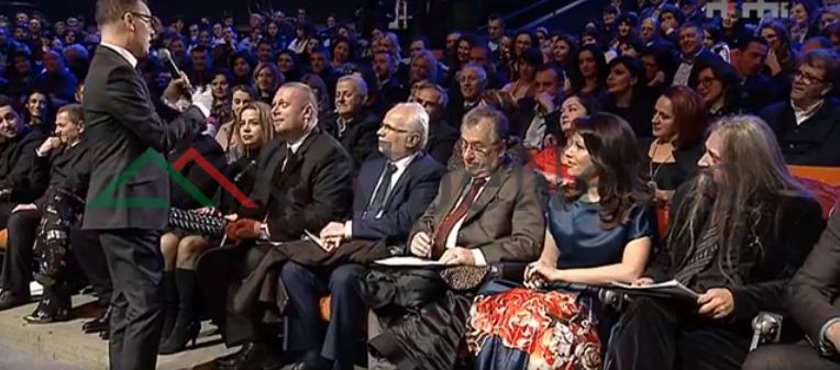 FESTIVALI I 56/ “As gruaja, dhe as goca nuk e dinë që jam në juri”, Adi Krasta puth në ballë Hilën