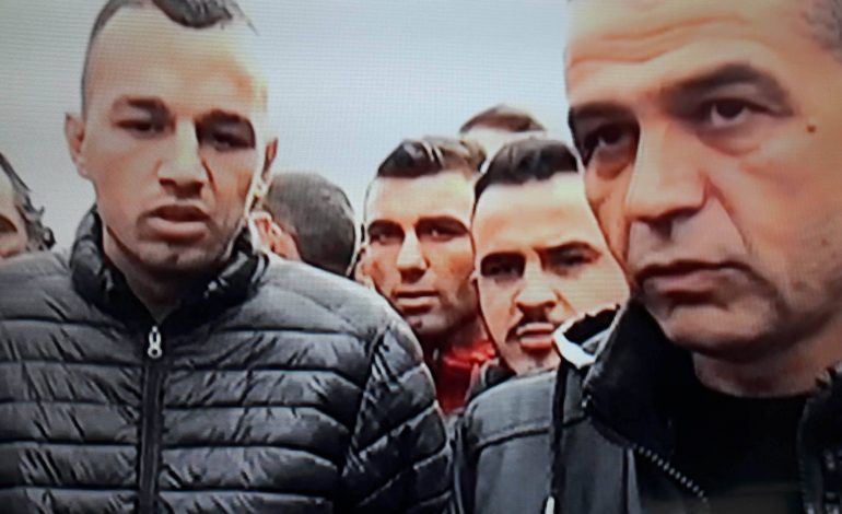 (VIDEO) Arrestimi i 3 futbollistëve/ Ekipi dhe tifozët e Këlcyrës në protestë: Lironi lojtarët