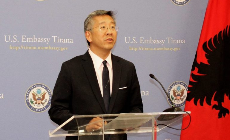 “Amerikani i hekurt në Tiranë” Donald Lu, shpallet njeriu i vitit