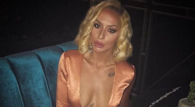 Ana Kabashi tregon të pasmet bombastike me veshje transparente (Foto)