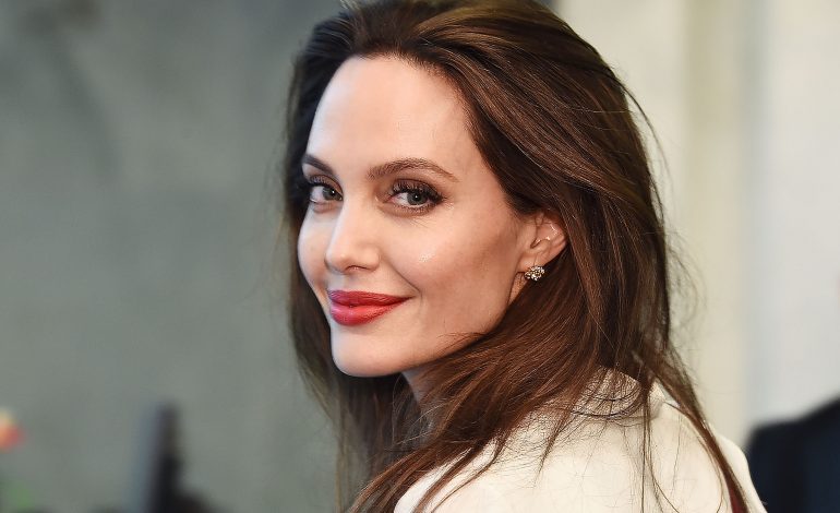 Ju kishte marr malli? Rikthehet Angelina Jolie më në formë se kurrë (FOTO+VIDEO)