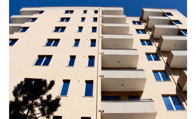 Burri blen apartamentin në Tiranë, por denoncon në polici diçka që nuk shkon