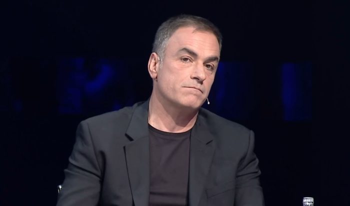 FOTO/ Arian Çani ndryshim drastik në pamje, shenjë solidariteti për të përmbyturit