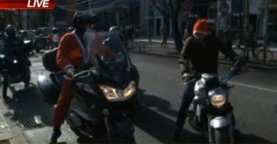 FOTO/ Surprizohen fëmijët e policëve të rënë, 100 ‘babagjyshë’ iu japin dhurata për fundvit