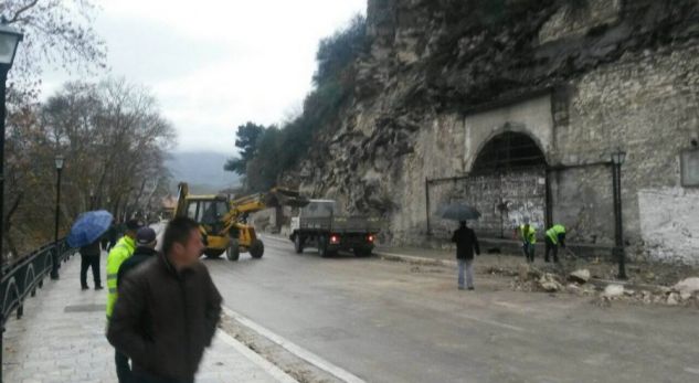 PROBLEME ME RESHJET/ Në Berat rrezik nga rënia e masivit shkëmbor (FOTO)