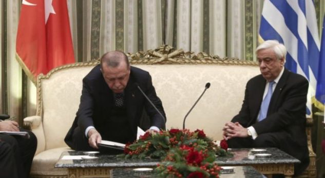 E pabesueshme çfarë bën Erdogani gjatë debatit me presidentin grek