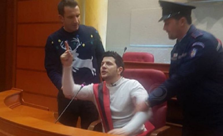 Erion Veliaj nxjerr Ermal Mamaqin me policë nga Bashkia e Tiranës! Çfarë ndodhi mes tyre…?! (Foto)