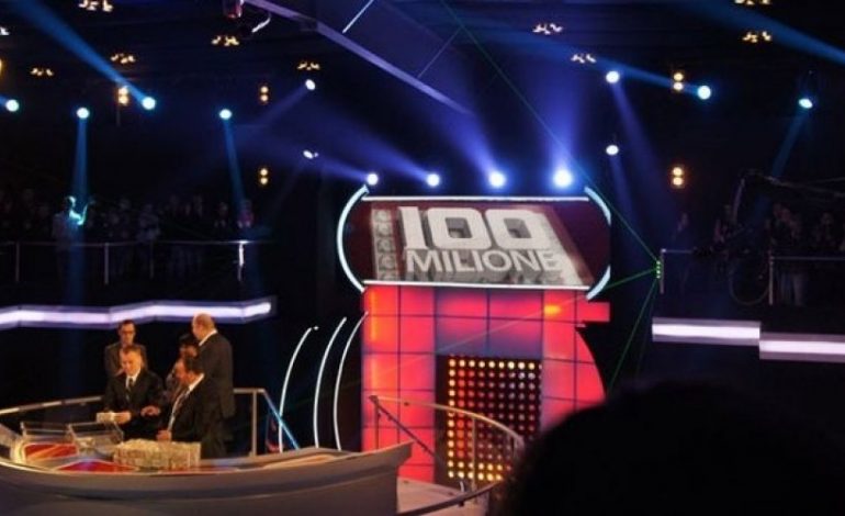 FOTO/ I dashuri i këngëtares së njohur provon fatin në “100 milionë”
