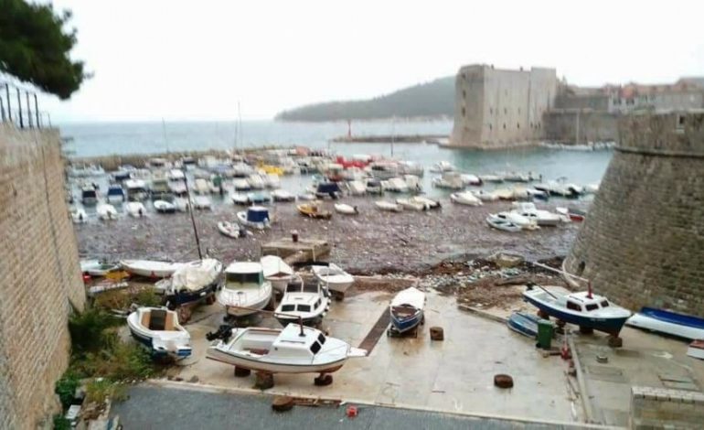 KROACI/ Mbeturinat shqiptare mbysin bregdetin e Dubrovnikut (FOTO)